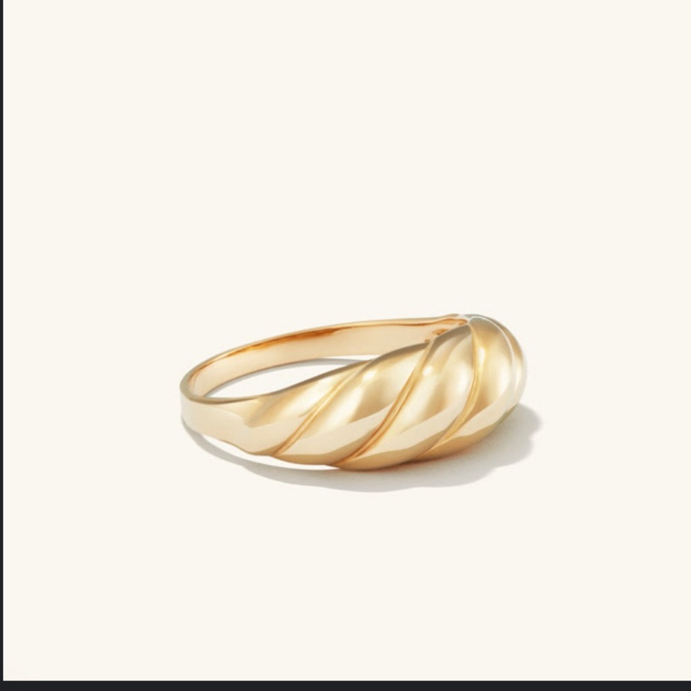 Mejuri Thin Croissant Dôme Ring
Material: 14k Yellow Gold
Size: 6